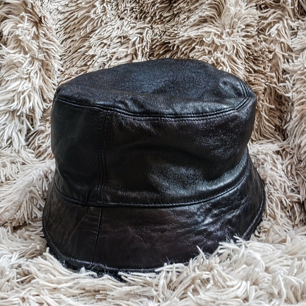 Wilson black leather bucket hat with faux fur lining size S/M
